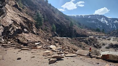 Uttarkashi: गंगोत्री हाईवे के पास हुआ भूस्खलन, रास्ता बंद...BRO की टीम काम में जुटी; कैमरे में कैद वीडियो Uttarkashi Landslide: Landslide occurred near Gangotri Highway