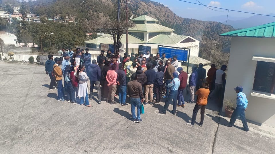 Uttarakhand News: Protest of students in HNBGU Badshahithaul campus tehri