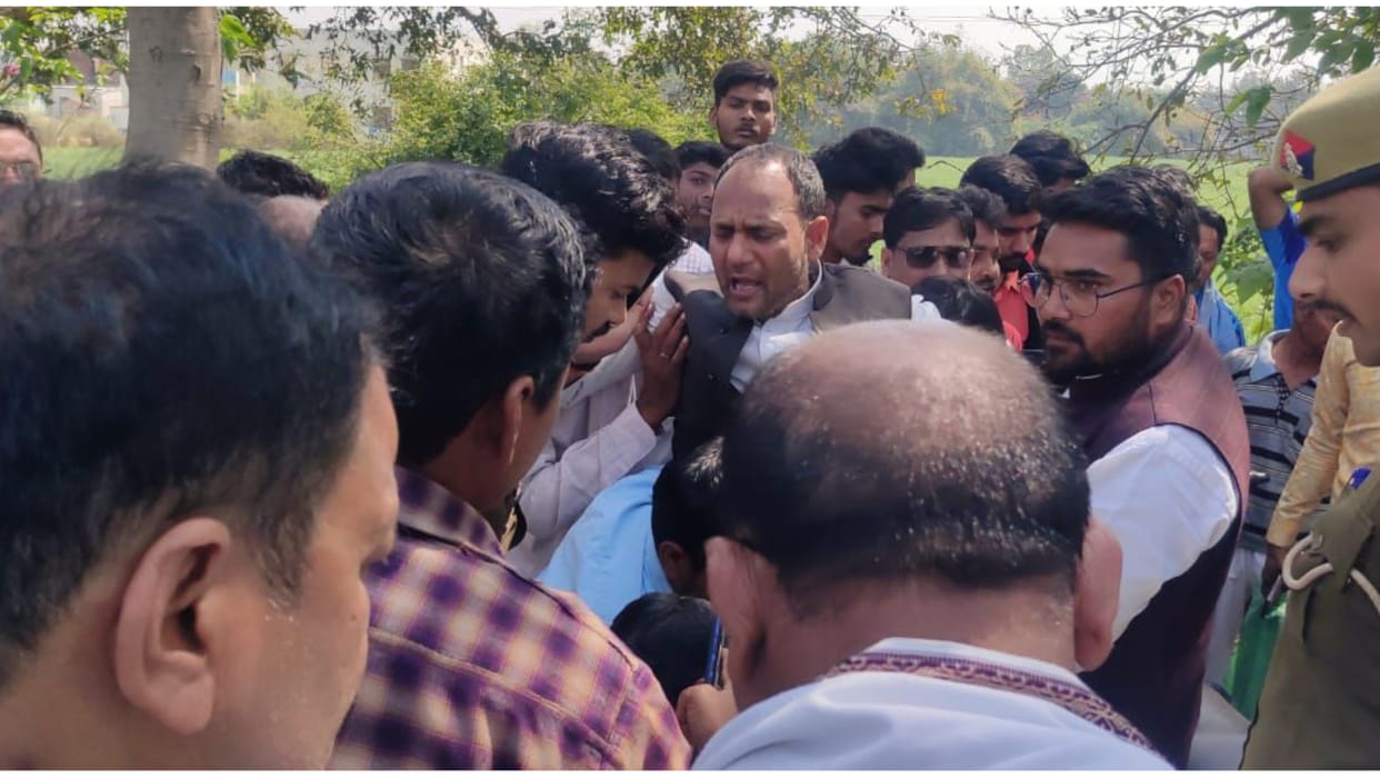 Deadly attack on bike riding SP leader in Deoria, attempt to crush him with car
