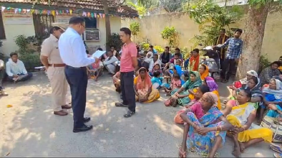 ग्रामीणों ने डीआईजी से लगाई सुरक्षा की गुहार