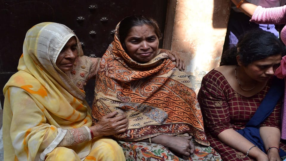 Four people died several injured in Geeta Colony fire