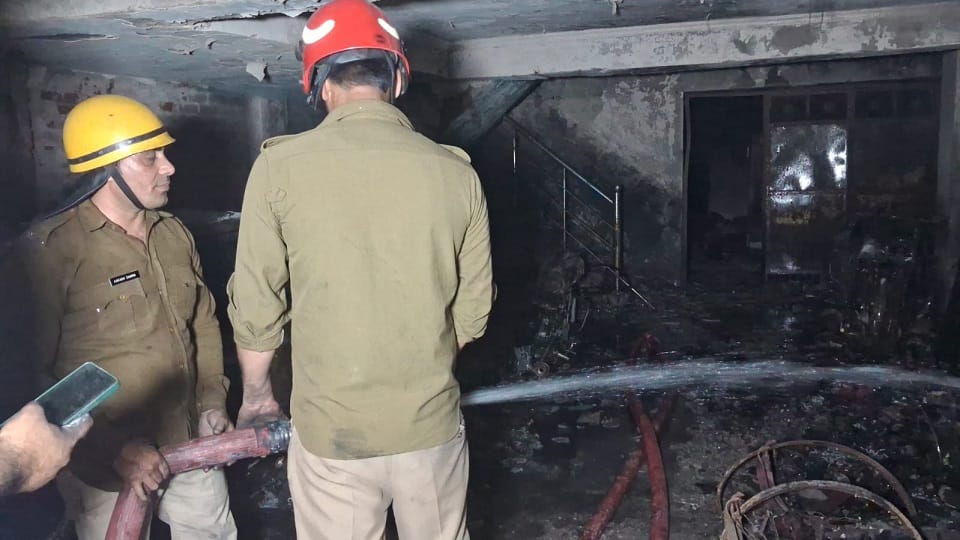 Four people died several injured in Geeta Colony fire