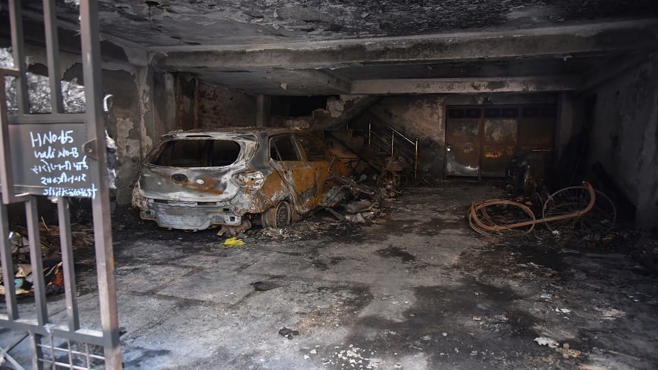 Four people died several injured in Geeta Colony fire