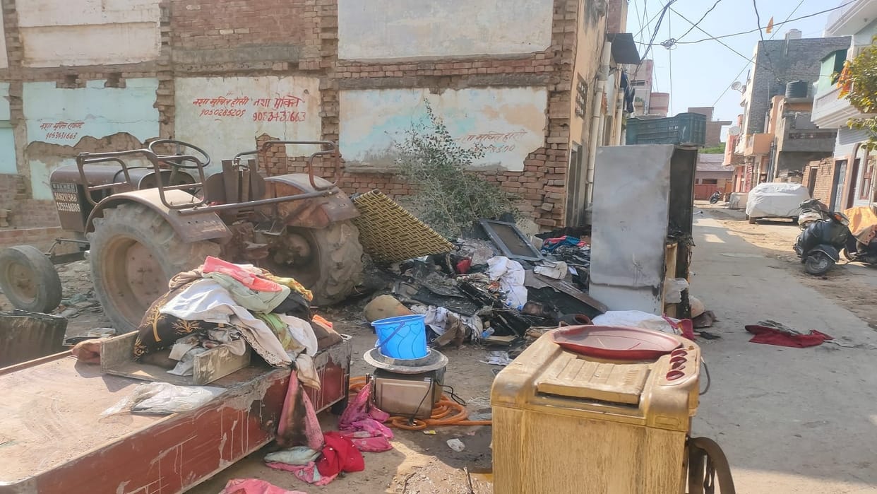 House fire in Patel Nagar in Hisar, Goods worth lakhs of rupees burnt, saved life by jumping into neighbours