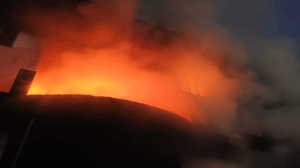 fire broke out in shoe factory in Agra There was loss of lakhs due to fire