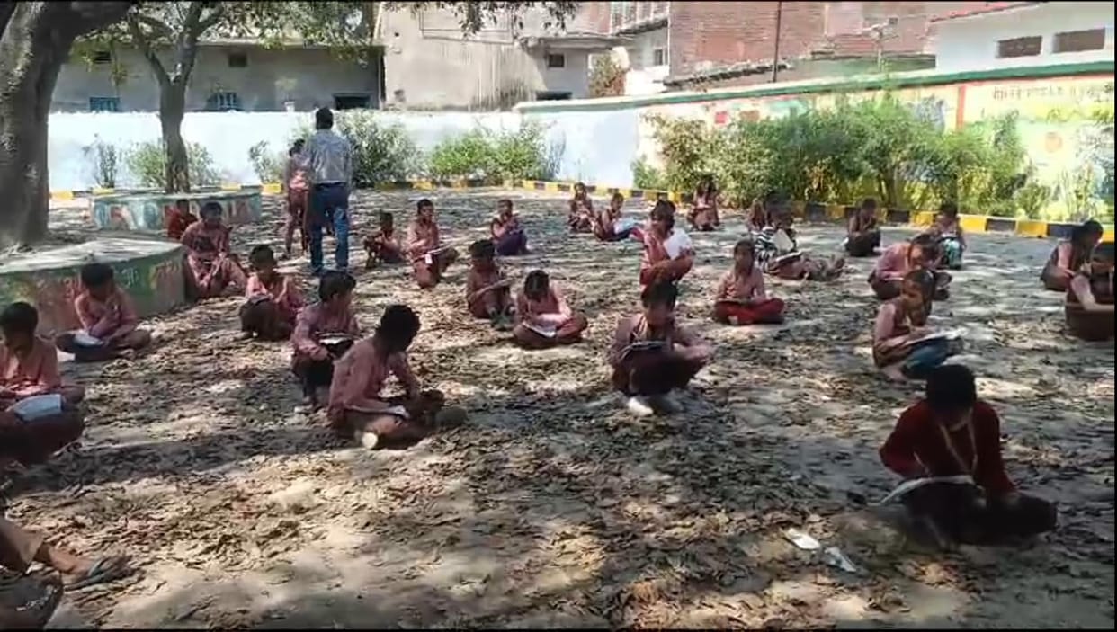 Principal made in jaunpur children sit the ground give exam