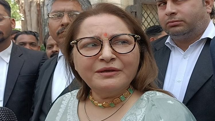 अभद्र टिप्पणी केस: मुरादाबाद कोर्ट में पेश हुई पूर्व सांसद जयाप्रदा, MP एसटी हसन -आजम खां भी हैं आरोपी