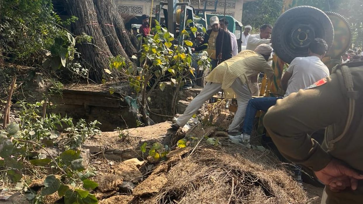 Narnaul: Young man fell into a well, pulled out with the help of boring machine, died