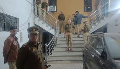 गांजा तस्कर के घर दबिश देने पहुंची पुलिस