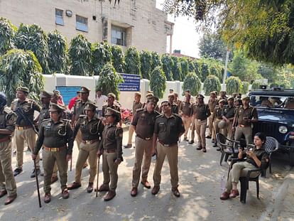 Kashi Vidyapeeth gate closed canceled Yuva Mahakumbh due to Ajay Rai and Tejashwi