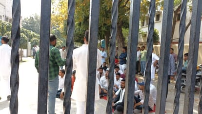 Kashi Vidyapeeth gate closed canceled Yuva Mahakumbh due to Ajay Rai and Tejashwi