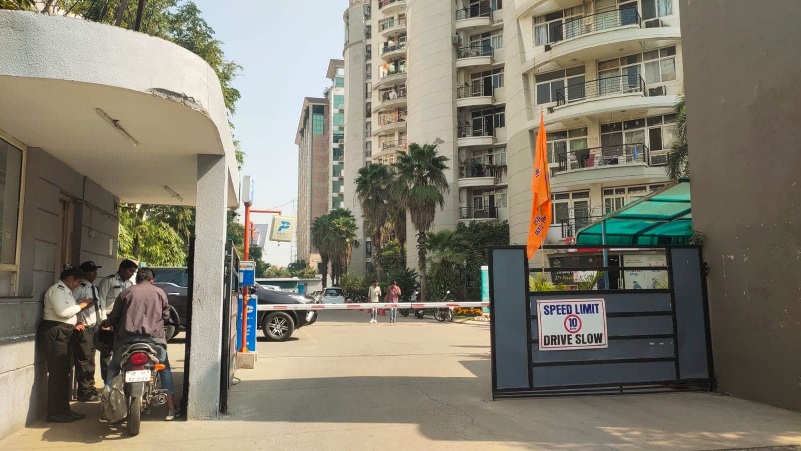 लखनऊ में गोमतीनगर में ओमेक्स हाइट में गायत्री प्रजापति की आवास पर ईडी की टीम पहुंची