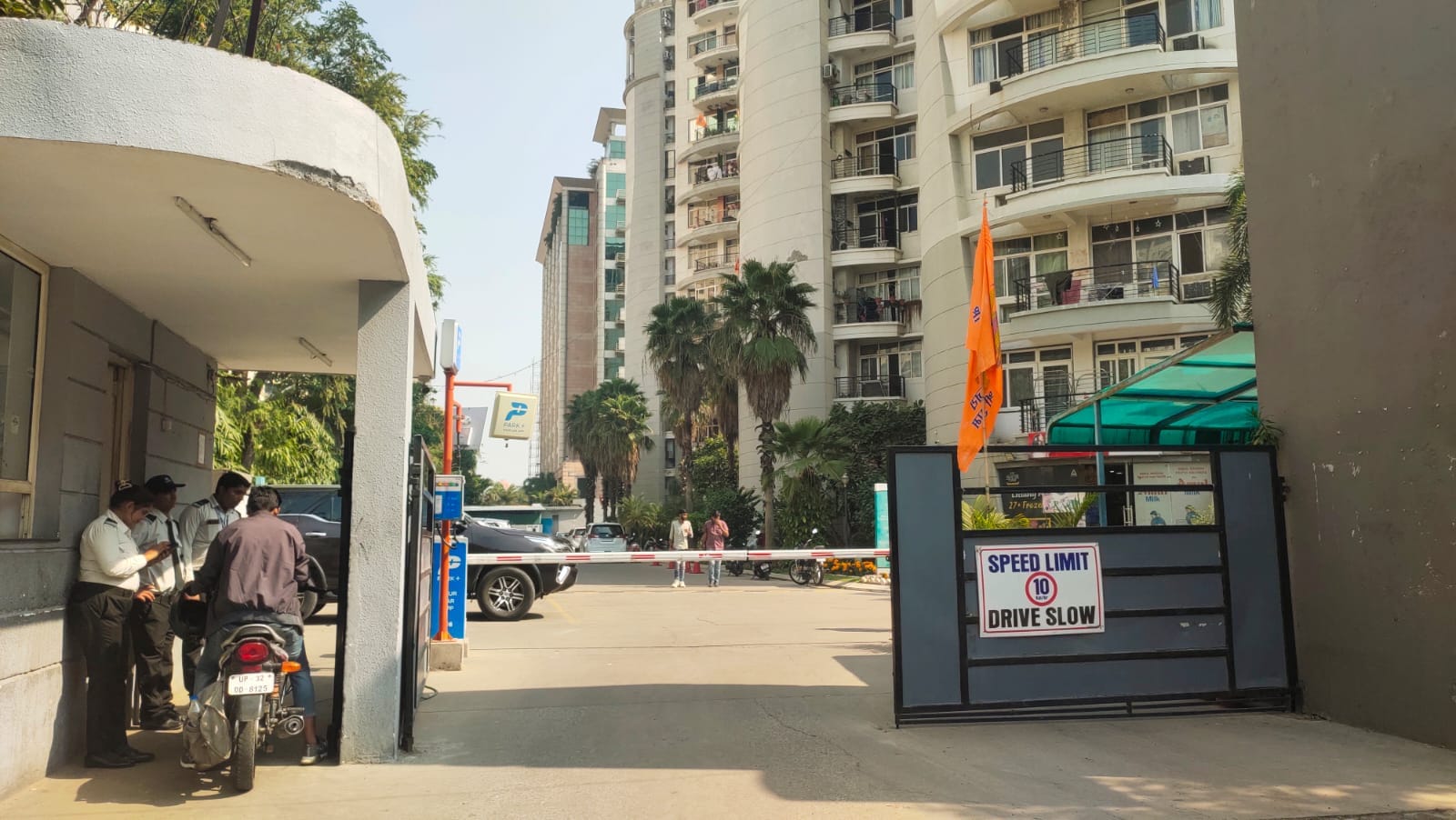 लखनऊ में गोमतीनगर में ओमेक्स हाइट में गायत्री प्रजापति की आवास पर ईडी की टीम पहुंची