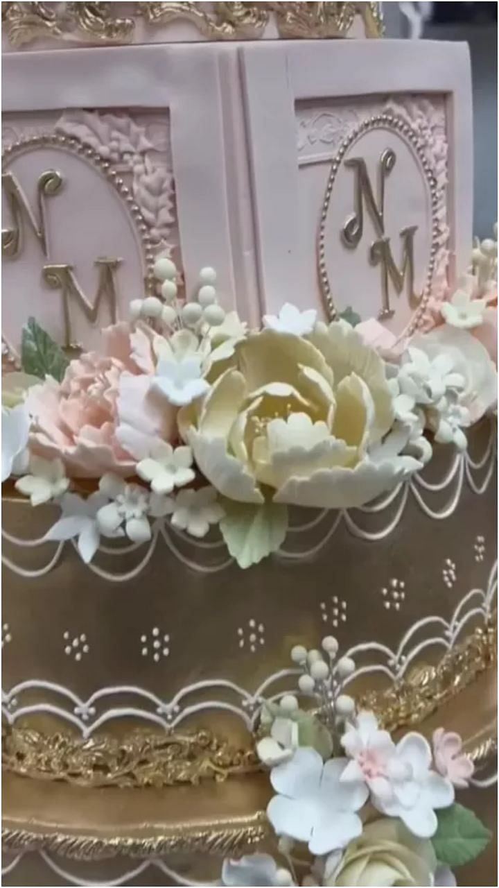 अंबानी दंपति ने शादी की सालगिरह पर काटा था छह मंजिला केक