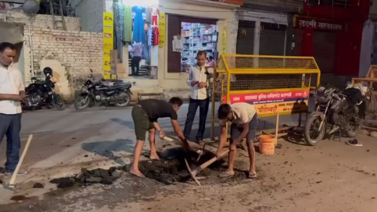 Repair pipeline started Manduadih Chauraha in varanasi