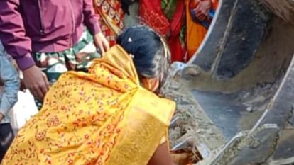The groom aunt needed a spade to dig the soil in siwan