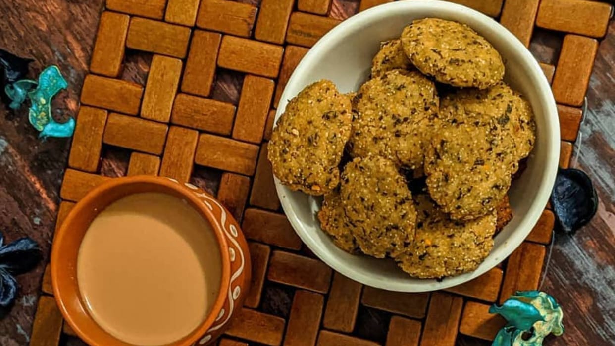 Holi 2024 special snacks methi mathri recipe in hindi Ghar par methi ki mathri kaise banayein