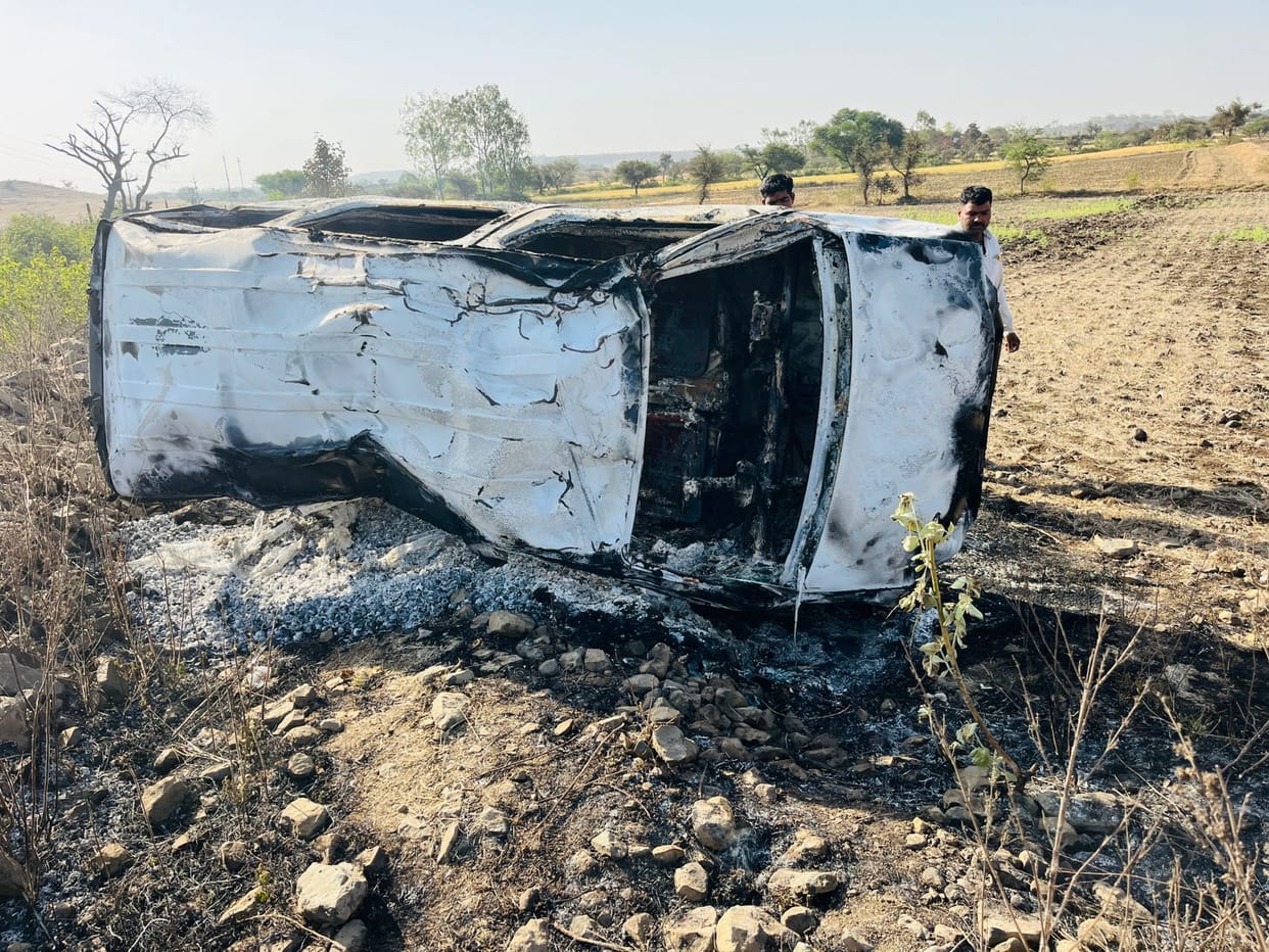 Mandsaur: Smugglers set the vehicle on fire after it overturned.