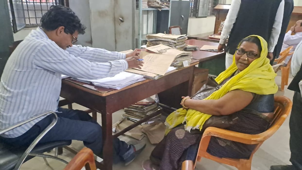 After Om Prakash rajbhar statement woman went Tehsil wearing a yellow towel