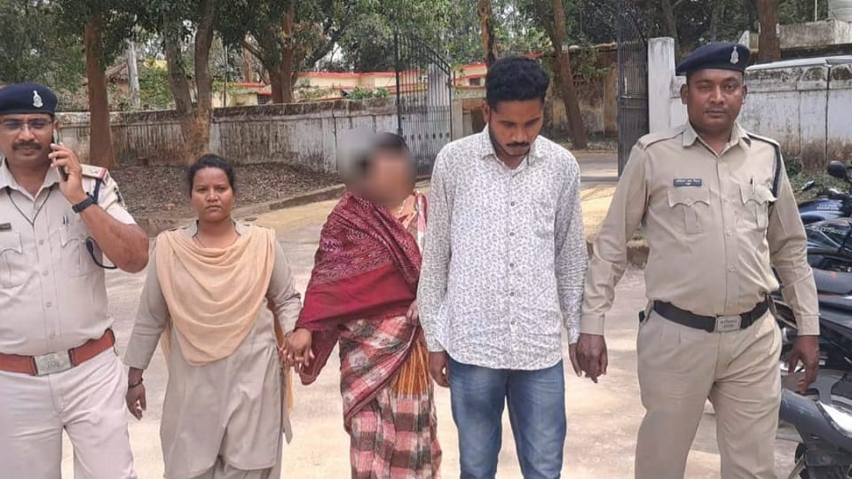 Ganja smuggler couple arrested large quantity of ganja recovered from the car in Jashpur