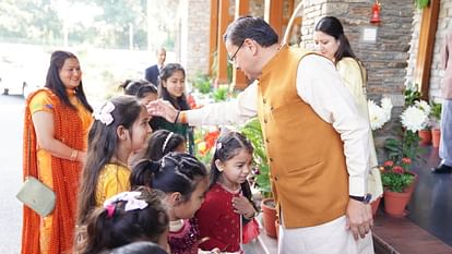 Phooldei festival: फूलों से सजी आज उत्तराखंड में हर घर की देहरी, सीएम आवास में मना लोकपर्व का उत्सव, तस्वीरें Phooldei festival Uttarakhand children put flowers in thresholds folk festival celebrated in CM residence