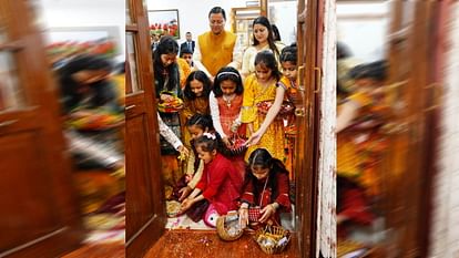 Phooldei festival: फूलों से सजी आज उत्तराखंड में हर घर की देहरी, सीएम आवास में मना लोकपर्व का उत्सव, तस्वीरें Phooldei festival Uttarakhand children put flowers in thresholds folk festival celebrated in CM residence