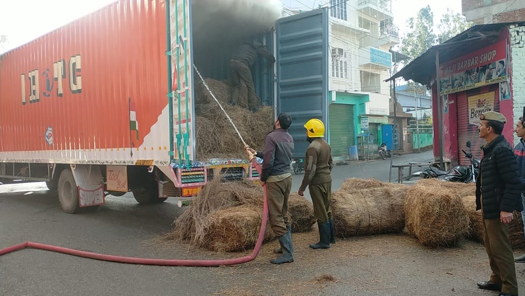 Jammu Kashmir: Fire broke out in a truck carrying grass for army in poonch