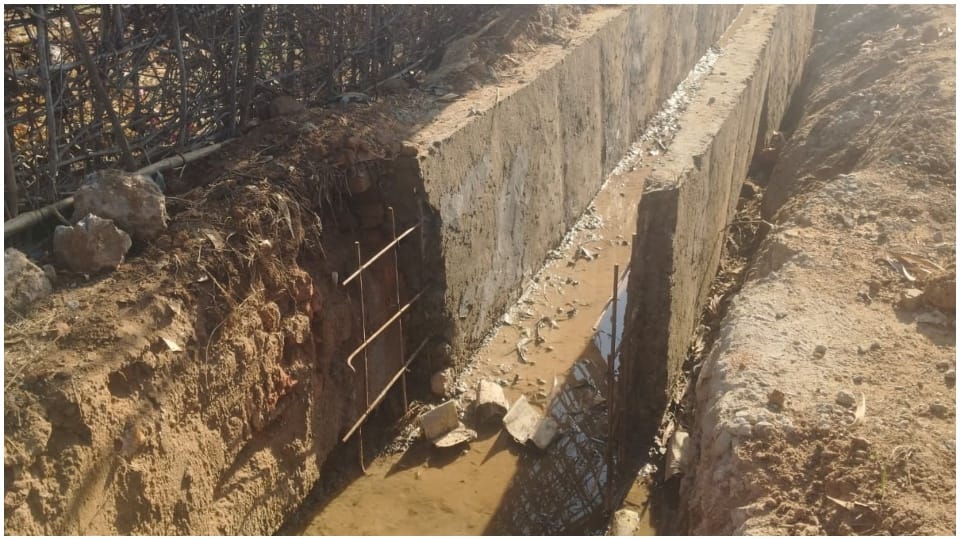 Poor construction of drains and roads in Manpur Sheopur News