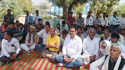 धरने पर बैठे परिजन