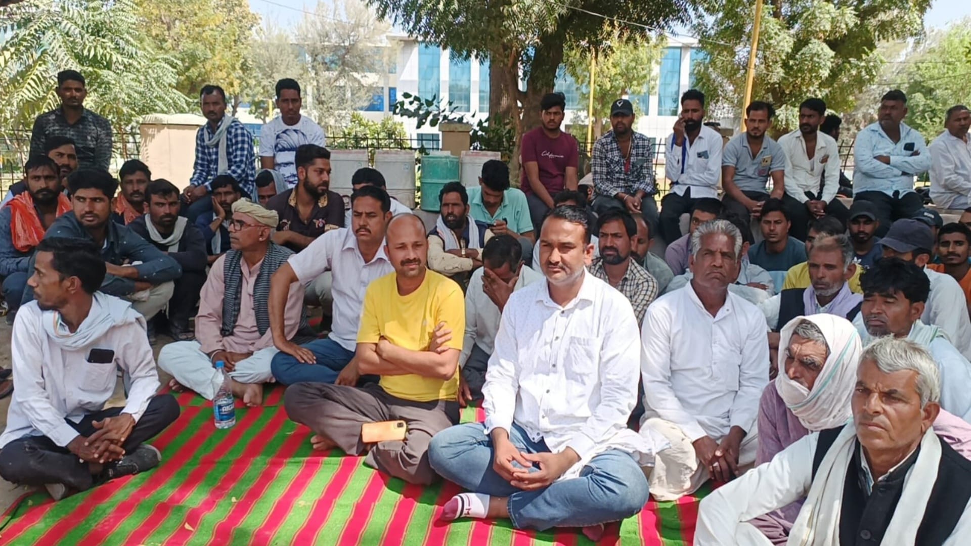 धरने पर बैठे परिजन