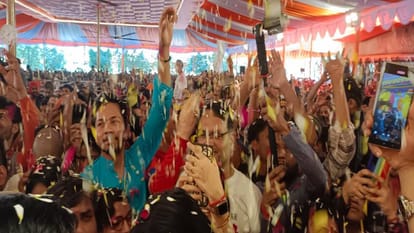 Holi played in Gopal Jayanti Mahotsav at Udasin Karshni Ramanreti Ashram in Mahavan