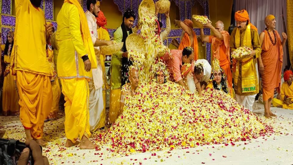 Holi played in Gopal Jayanti Mahotsav at Udasin Karshni Ramanreti Ashram in Mahavan