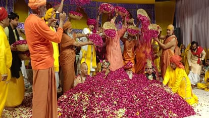 Holi played in Gopal Jayanti Mahotsav at Udasin Karshni Ramanreti Ashram in Mahavan