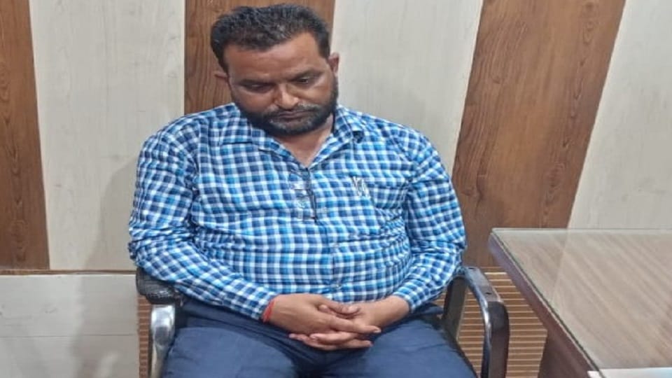Irrigation supervisor arrested red handed taking bribe of six thousand rupees