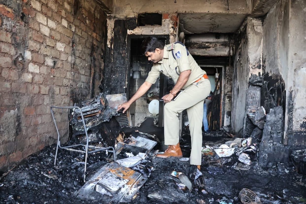 Indore: Fire broke out in Industry House due to short circuit, FSL team investigated.