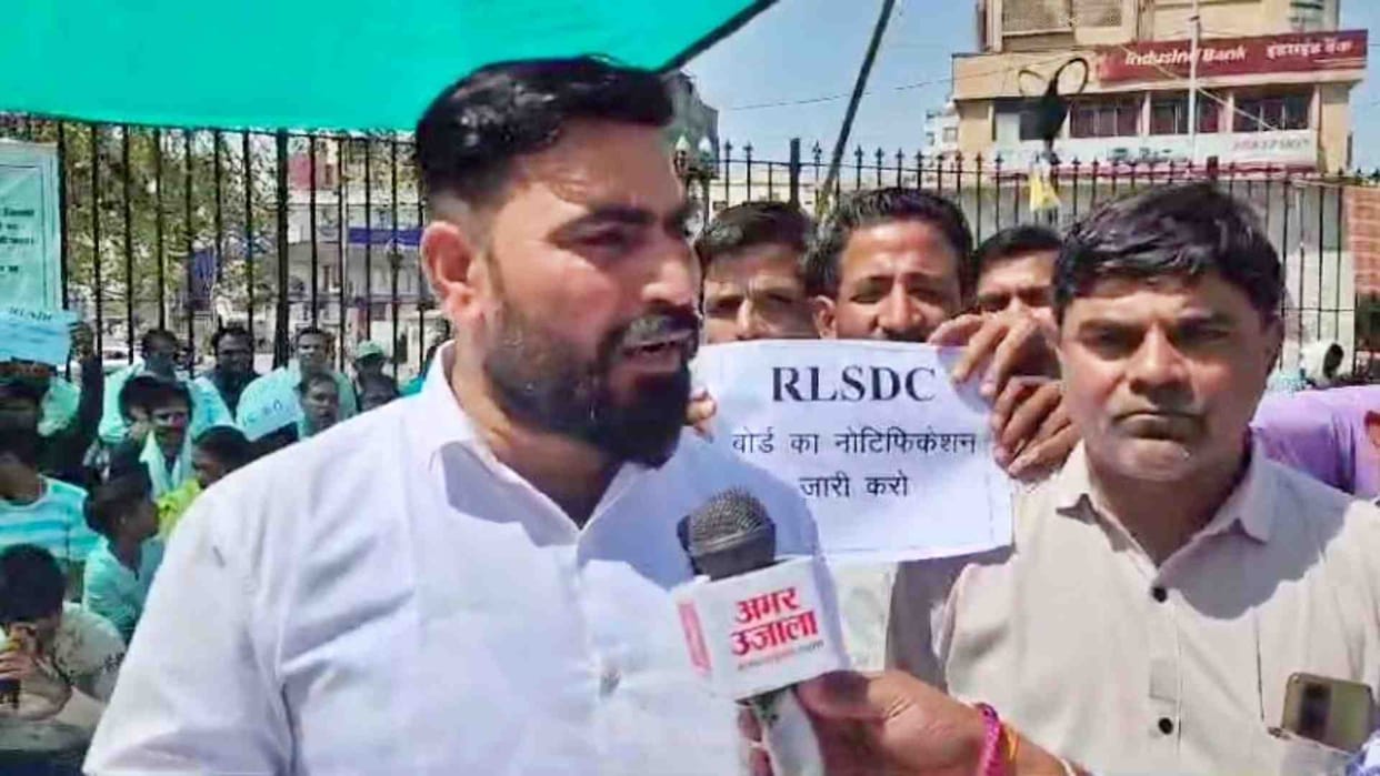 Jaipur News: Contract workers united at Martyr Memorial to protest against contract system