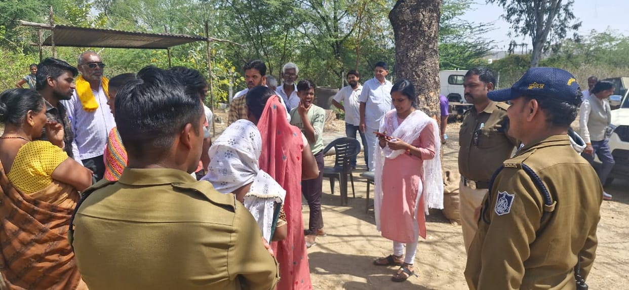 Damoh: People troubled by water crisis reached the filter plant and expressed their anger