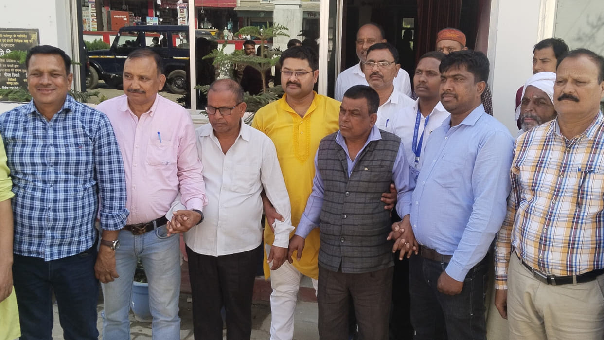 Vigilance caught clerk and clerk taking bribe of Rs 15 thousand in Deoria