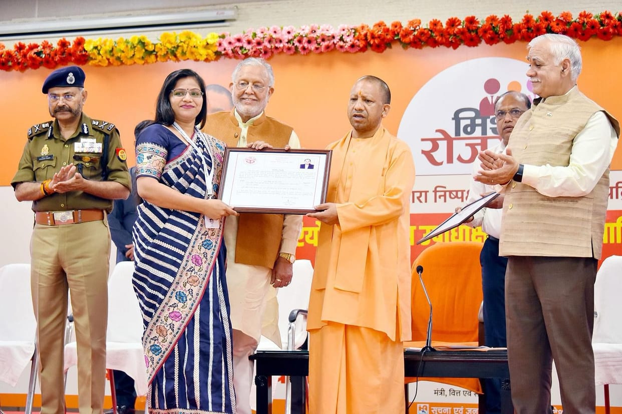 CM yogi Adityanath distributes the joining certificate to SDM and DSP.