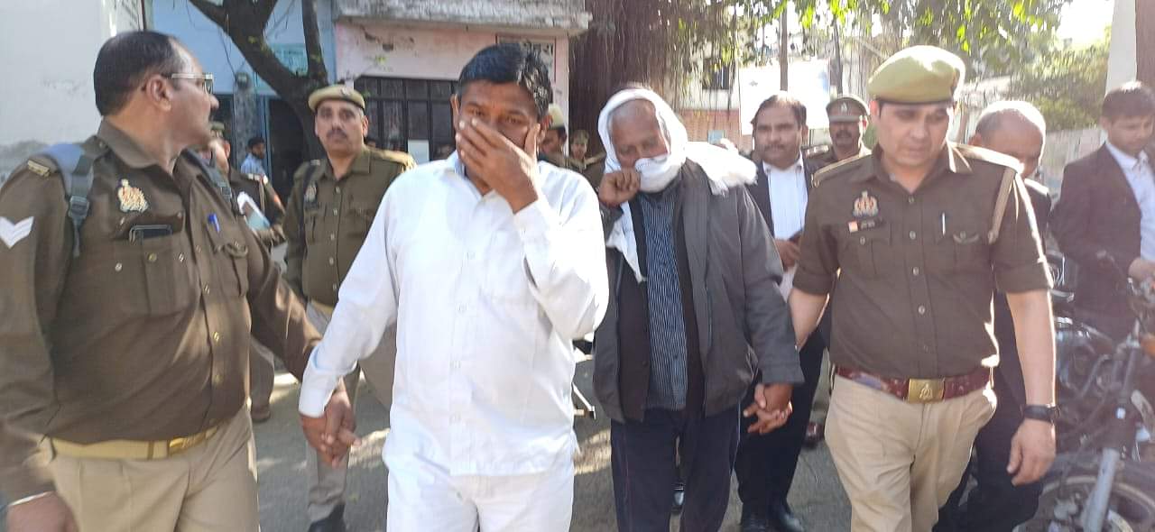 आरोपियों को लेकर जाती पुलिस