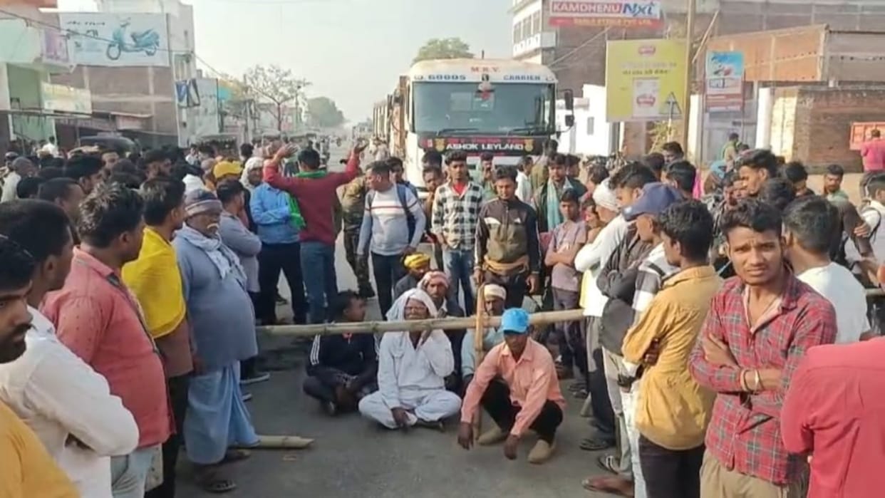 Bihar: 2 youths who were going to buy leaves were crushed by a truck; Both died, family members blocked road