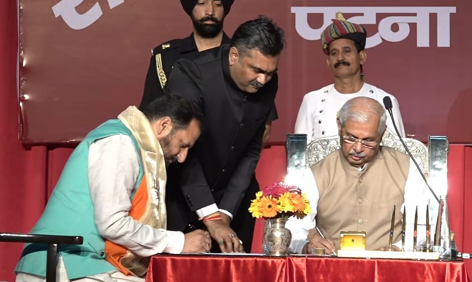 राज्यपाल ने दिलाई मंत्री पद की शपथ।