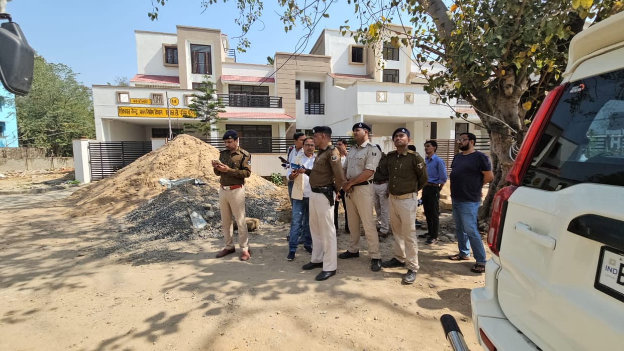 Bihar News : Bihar Police Investigation after young man dead body found in MLC quarter under construction