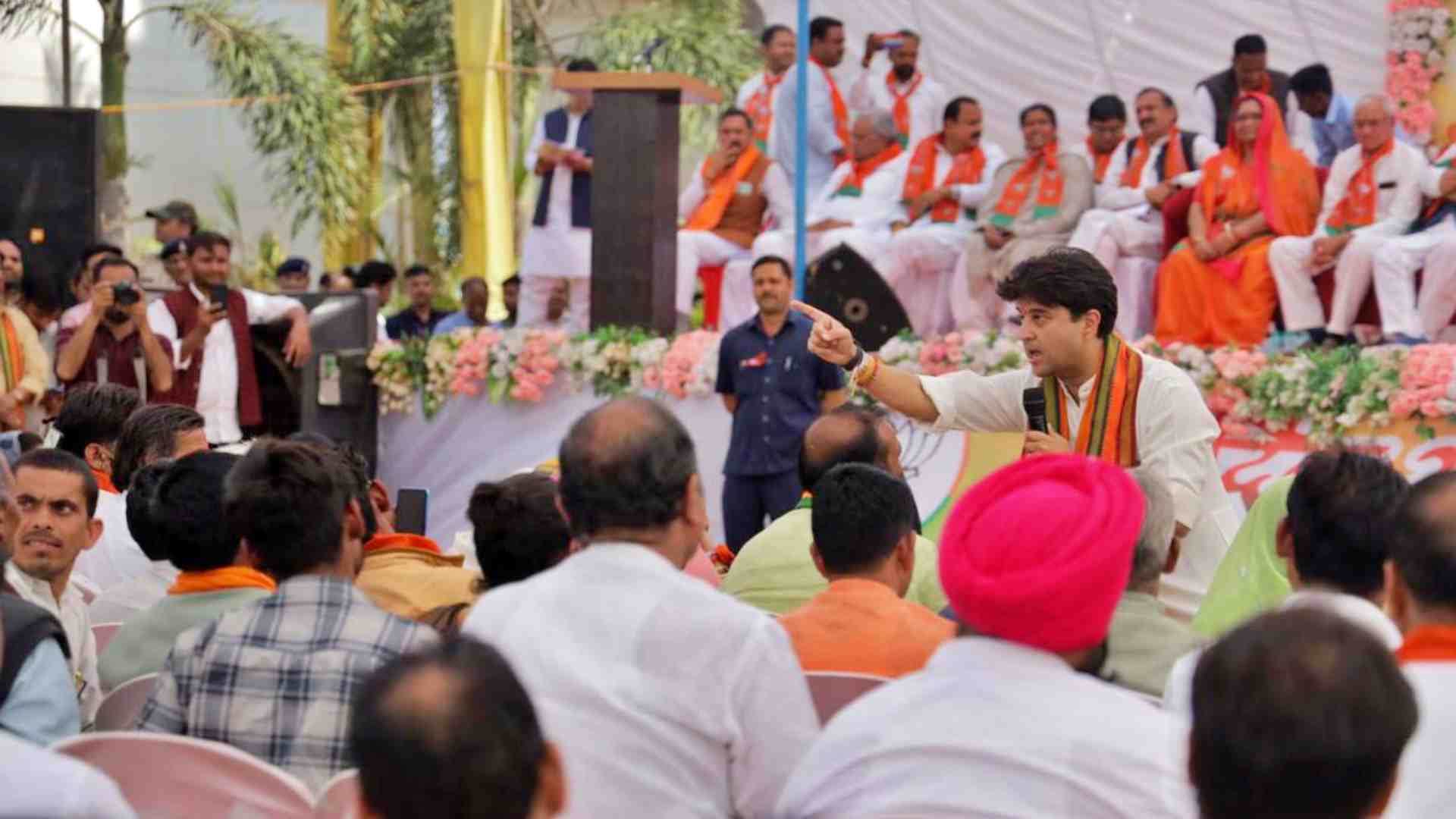 बैठक करते ज्योतिरादित्य सिंधिया।