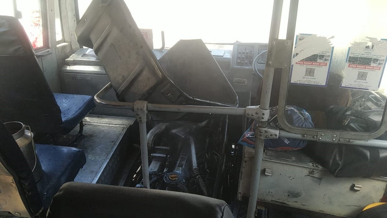 Engine of moving bus caught fire in Ghumarwin, many passengers got injured while trying to get out