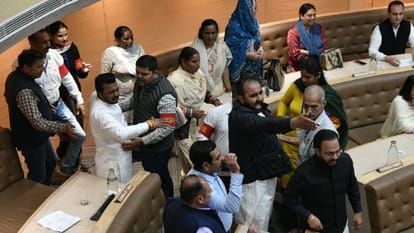 Chandigarh: मेयर को रोंदू कहने पर हंगामा, भाजपा के दो पार्षद सस्पेंड, मार्शलों ने किया सदन से बाहर Ruckus in Chandigarh Municipal Corporation House meeting