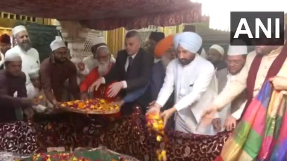 Dawat e Iftar was organized at Dargah of Hazrat Nizamuddin Auliya under leadership of IMF