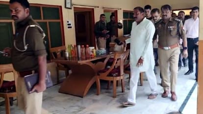 Lakhimpur Kheri: पूर्व विधायक के घर नकदी-जेवर समेत 30 लाख की चोरी, आंगन और मैदान में पड़े मिले दो रिवॉल्वर Theft of Rs 30 lakh including cash and jewellery from former MLA house in Lakhimpur kheri