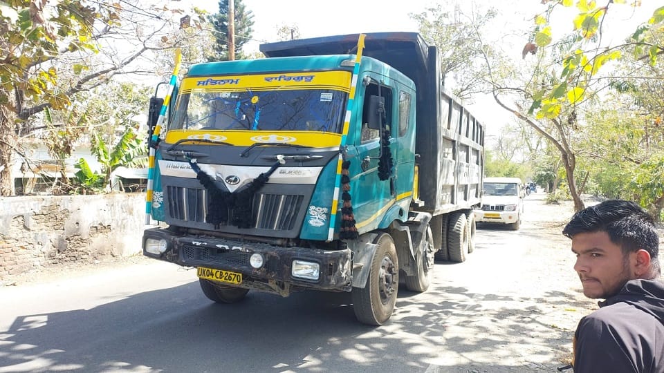 Mafia blocked forest team for transporting a vehicle loaded with illegal minerals in haldwani