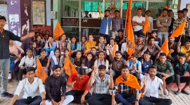 Students upset over the irregularities in the college, demonstrated with ABVP, said we will carry out violent